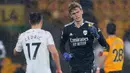 Kiper Arsenal, Runar Alex Runarsson memasuki lapangan setelah menggantikan Bernd Leno yang dikartu merah dalam laga Liga Inggris 2020/2021 menghadapi Wolverhampton Wanderers di Molineux Stadium, Wolverhampton (2/2/2021). Pemain asal Islandia ini didatangkan Arsenal pada awal musim 2020/2021 sebagai pelapis Bernd Leno. Akibat tak konsisten saat diturunkan, ia akhirnya dipinjamkan ke OH Leuven pada 2021/2022 dan Alanyaspor sejak awal musim 2022/2023. (AFP/Pool/Catherine Ivill)