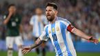 Penyerang Argentina Lionel Messi merayakan setelah mencetak gol saat kualifikasi Piala Dunia 2026 zona Amerika Selatan melawan Bolivia di stadion Mas Monumental di Buenos Aires pada Selasa 15 Oktober 2024 atau Rabu 16 Oktober 2024 pagi WIB. (Luis ROBAYO/AFP)