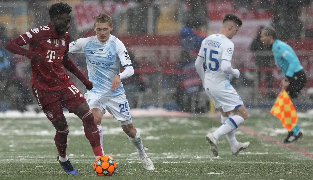 Gelandang Bayern Munchen Alphonso Davies berebut bola dengan gelandang Dynamo Kiev Vitaliy Buyalskyi pada matchday kelima Grup E Liga Champions di NSC Olympiyskiy, Rabu (24/11/2021). Bayern Munchen menang tipis saat bertamu ke markas Dynamo Kiev dengan skor 2-1. (AP Photo/Efrem Lukatsky)