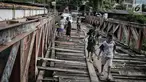 Anak anak bermain jembatan dari kayu yang menjadi penghubung antara Jalan Karet Pasar Baru VII, Karet Tengsin dan Jalan Pam Baru, Bendungan Hilir, Tanah Abang, Rabu (30/1). (Liputan6.com/Faizal Fanani)