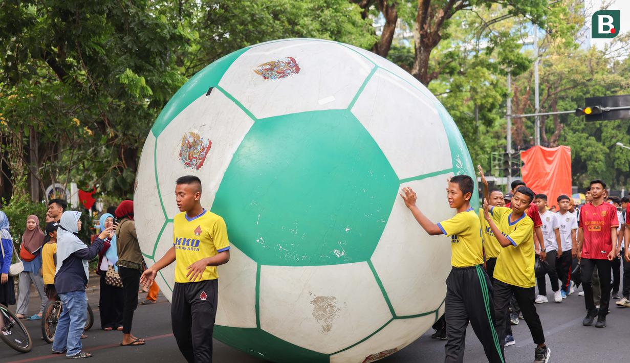 Trophy Experience di Solo dimulai dari pawai bola raksasa sejak dari Stadion Sriwedari, Pasar Antik Triwindu hingga Pura Mangkunegaraan (Gapura Ngarsopuro), Minggu (5/11/2023). (Bola.com/Radifa Arsa).
