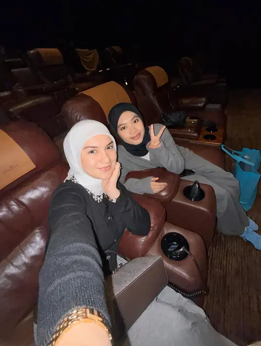 Irish Bella juga habiskan waktu bersama putrinya sambungnya dengan movie date. Keduanya tampik kompak kenakan busana kasual bernuansa hitam dan abu-abu [@_irishbella_]