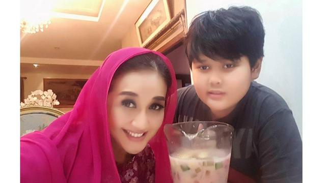 5 Seleb Cantik Yang Baru Dikaruniai Anak Di Usia 40 Tahun Ke Atas Hot Liputan6 Com