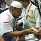 Jemaah calon haji asal Aceh terima wakaf Habib Bugak. (www.kemenag.go.id)