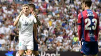 Ekspresi pemain Real Madrid, Toni Kroos setelah gagal mencetak gol pada lanjutan La Liga di Santiago Bernabeu stadium, Madrid (9/9/2017). Madrid bermain imbang 1-1. (AFP/Pierre-Philippe Marcou)
