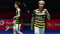 Ganda putra Indonesia, Marcus Gideon, merayakan kemenangan atas Li Junhui / Liu Yuchen pada final Jepang Terbuka di Tokyo, Minggu (16/9/2018). Kevin Sanjaya / Marcus Gideon berhasil menjadi juara. (AFP/Kazuhiro Nogi)