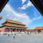 Foto yang diabadikan dengan kamera ponsel ini menunjukkan orang-orang mengunjungi Museum Istana di Beijing, China, 1 September 2020. Museum Istana dibangun di atas bekas kompleks kekaisaran China pada 1925. (Xinhua/Meng Chenguang)