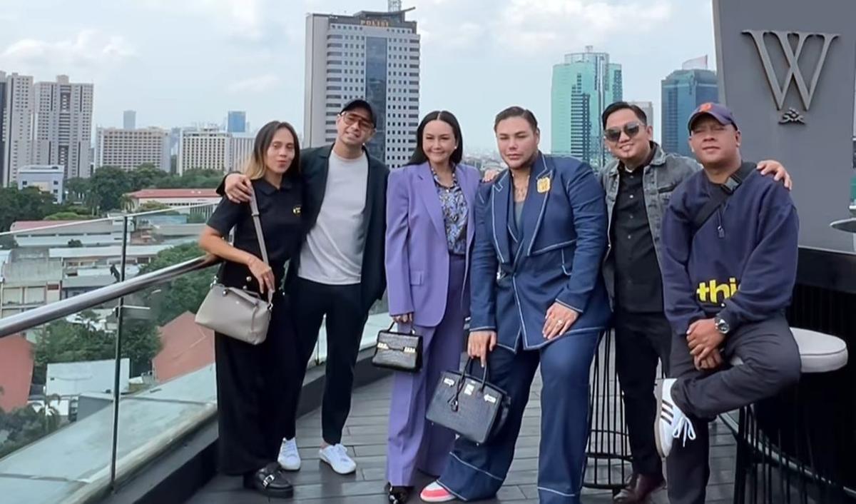 Potret kebersamaan Atiek Nur Wahyuni bersama Raffi Ahmad dan Ivan Gunawan. Tampak beberapa karyawan Atiek Nur Wahyuni turut serta dalam pertemuan tersebut.<br>