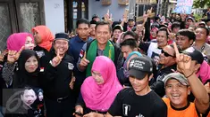 Cagub DKI Jakarta, Agus Harimurti Yudhoyono (tengah) berfoto bersama warga saat sosialisasi di Sukabumi Selatan, Jakarta, Kamis (5/1). Agus juga menyapa warga di beberapa Rt dan Rw di Kelurahan Sukabumi Selatan. (Liputan6.com/Helmi Fithriansyah)