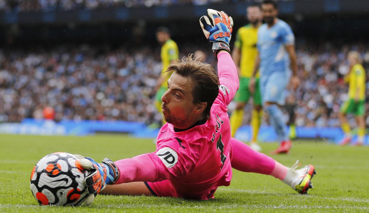 Tim Krul. Kiper Norwich City asal Belanda berusia 34 tahun ini total kebobolan sebanyak 62 gol di Liga Inggris musim 2021/2022 dari total 29 laga meski mampu membuat 105 saves dan 5 kali clean sheet. Di akhir musim The Canaries menempati posisi buncit di klasemen akhir dengan total kebobolan sebanyak 84 gol dan harus terdegradasi ke kasta ke-2 sepak bola Inggris. (AFP/Adrian Dennis)