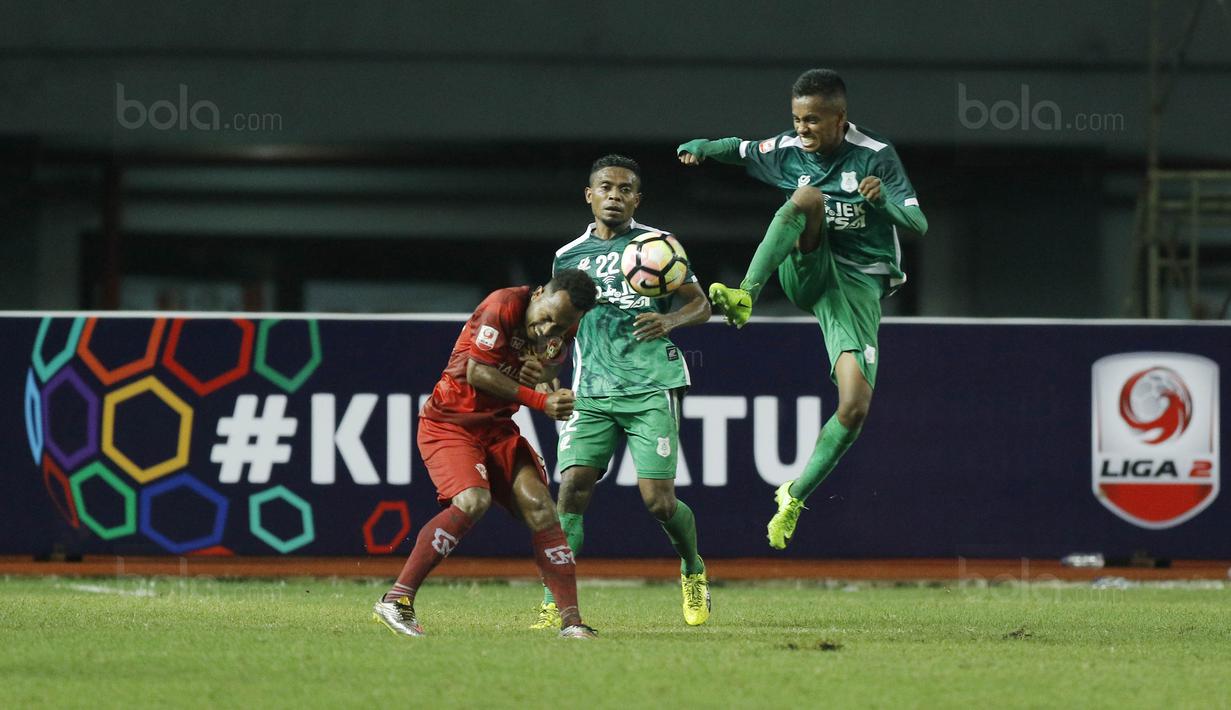 Gelandang PSMS Medan, M Alwi, mengangkat kaki terlalu tinggi saat pertadningan melawan Kalteng Putra FC pada laga Liga 2 Indonesia di Stadion Patriot, Bekasi, Kamis, (9/11/2017). PSMS Medan menang 2-1 atas Kalteng Putra FC. (Bola.com/M Iqbal Ichsan)