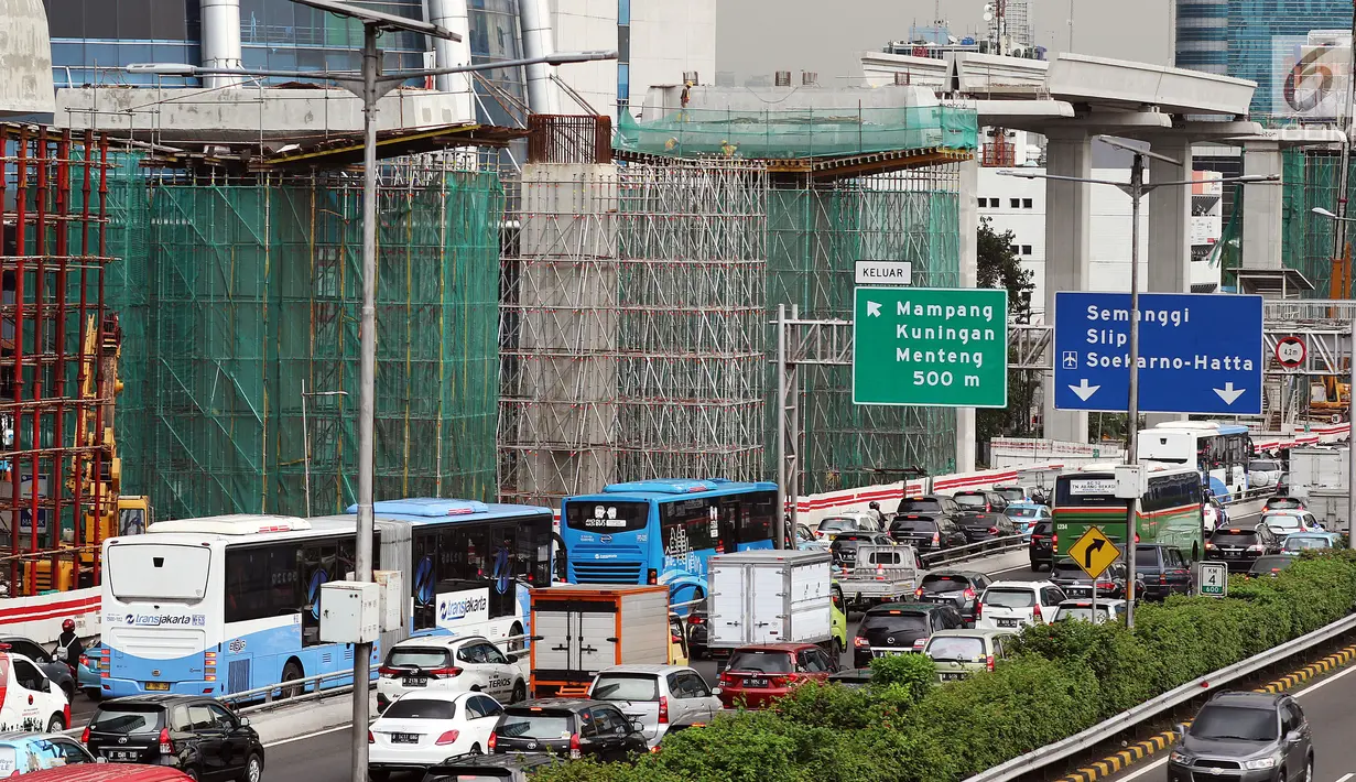 Pemandangan proyek pembangunan Light Rail Transit (LRT) koridor Cibubur-Cawang di Jakarta, Rabu (5/12). Pembangunan LRT tersebut ditargetkan rampung pada 2019. (Liputan6.com/JohanTallo)