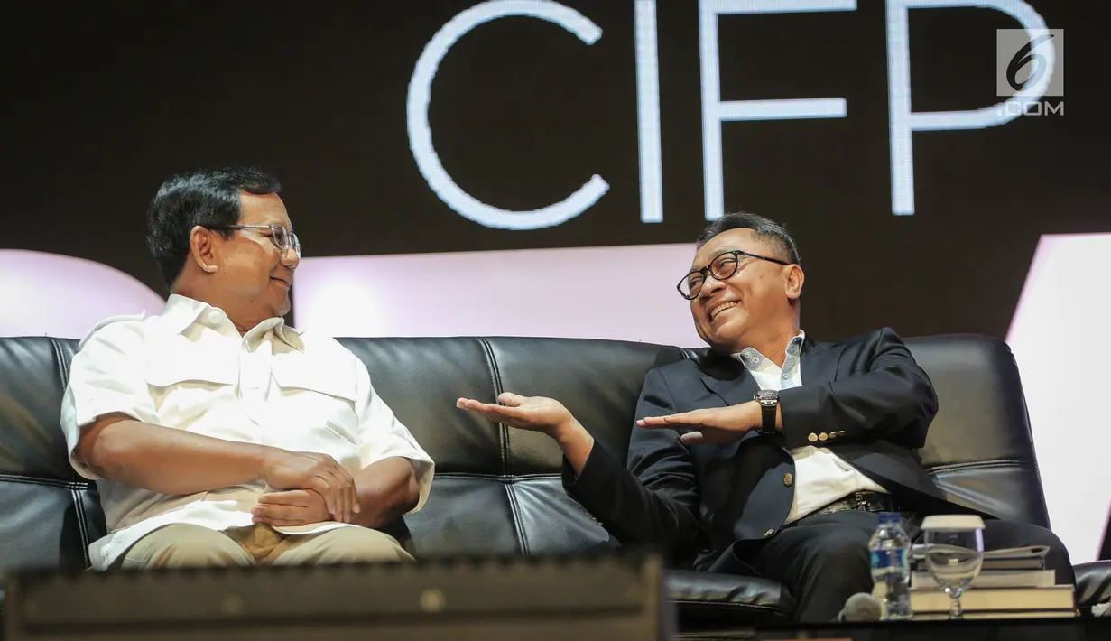 Ketua Umum Partai Gerindra Prabowo Subianto berbincang dengan Ketua MPR, Zulkifli Hasan saat hadir dalam Conference on Indonesia Foreign Policy 2017 di Jakarta, Sabtu (21/10). Diskusi ini juga membahas tentang keadaan dunia. (Liputan6.com/Faizal Fanani)
