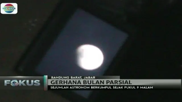 Sejumlah warga di Lembang, Jawa Barat, antusias ingin menyaksikan fenomena alam gerhana bulan parsial.