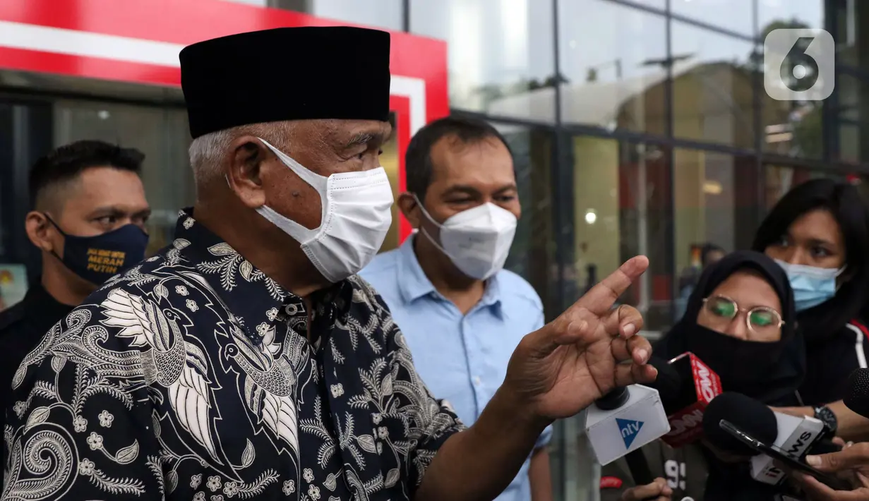 Mantan Ketua KPK, Taufiqurrahman Ruki memberi keterangan sesaat sebelum meninggalkan Gedung Merah Putih KPK, Jakarta, Senin (7/12/2020). Kedatangannya untuk mengikuti diskusi menyusul berlakunya UU No.19 Tahun 2019 yang menitikberatkan upaya pencegahan korupsi. (Liputan6.com/Helmi Fithriansyah)