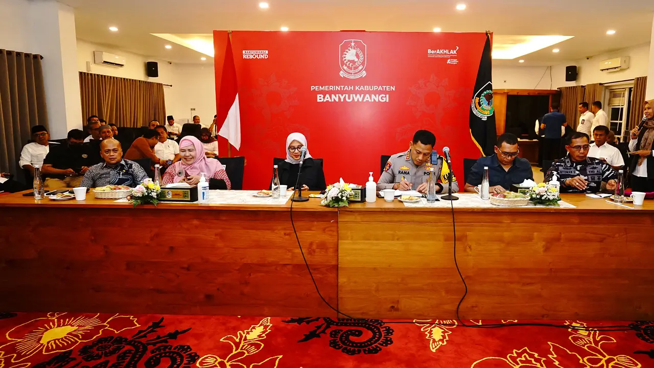 Bupati Banyuwangi Ipuk Fiestiandani (Tengah) pimpin rakor bahas meningkatnya kekerasan terhadap anak di Banyuwangi (Istimewa)