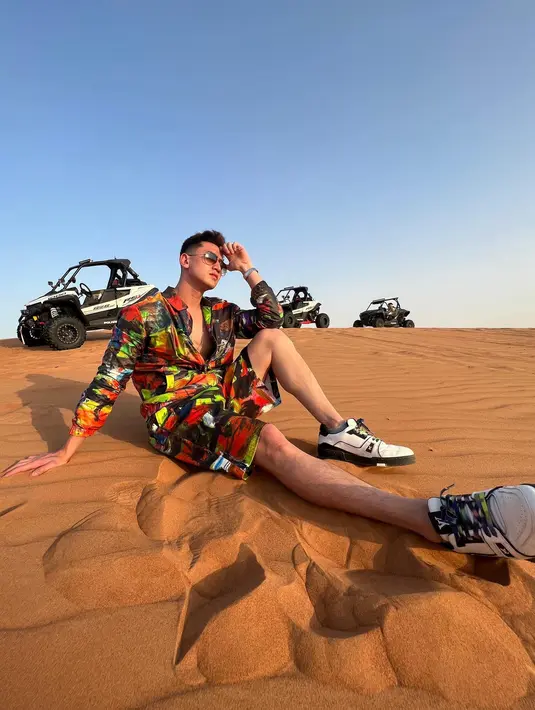 <p>Mantan pacar Natasha Wilona ini kerap mengunggah foto aktivitas ataupun OOTDnya melalui akun instagramnya saat liburan di Dubai. (Instagram/bramastavrl)</p>