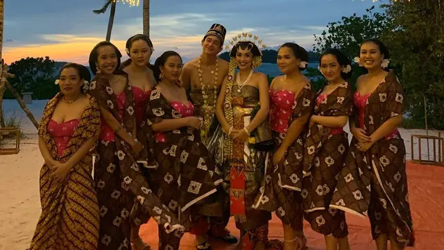 7 Potret Pernikahan Adipati Dolken dan Cantri Tachril Pakai Adat Jawa