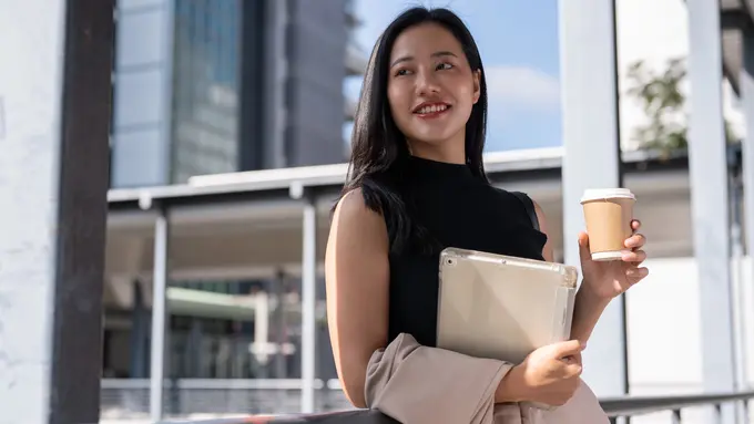 wanita juli zodiak dengan aura kalem