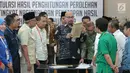 Komisioner KPU RI, Ilham Saputra bersama perwakilan partai politik mengecek keabsahan dokumen rekap penghitungan suara Provinsi Bali saat rapat Rekapitulasi Hasil Penghitungan Perolehan Suara Tingkat Nasional dan Penetapan Hasil Pemilu 2019, Jakarta, (10/5/2019). (Liputan6.com/Helmi Fithriansyah)