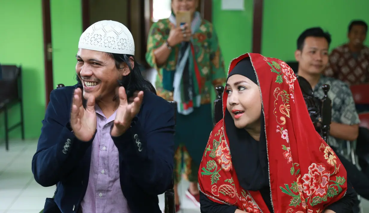 Sesampainya di rumah, pasangan ini langsung disambut meriah dengan semprotan converte. Kerabat, dan tetangga menanti kehadiran kedua mempelai. Tawa lepas keduanya dengan wajah sumringah. (Adrian Putra/Bintang.com)