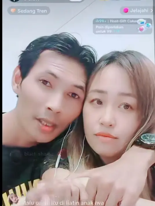 Pinkan Mambo mengaku awal bertemunya dengan Arya Khan dari TikTok. Pinkan dan Arya Khan hanya sebatas ngobrol biasa ketika tengah siaran langsung. Bahkan, saat itu, Pinkan blak-blakan menyebut dirinya tak suka karena Arya jelek. [TikTok]