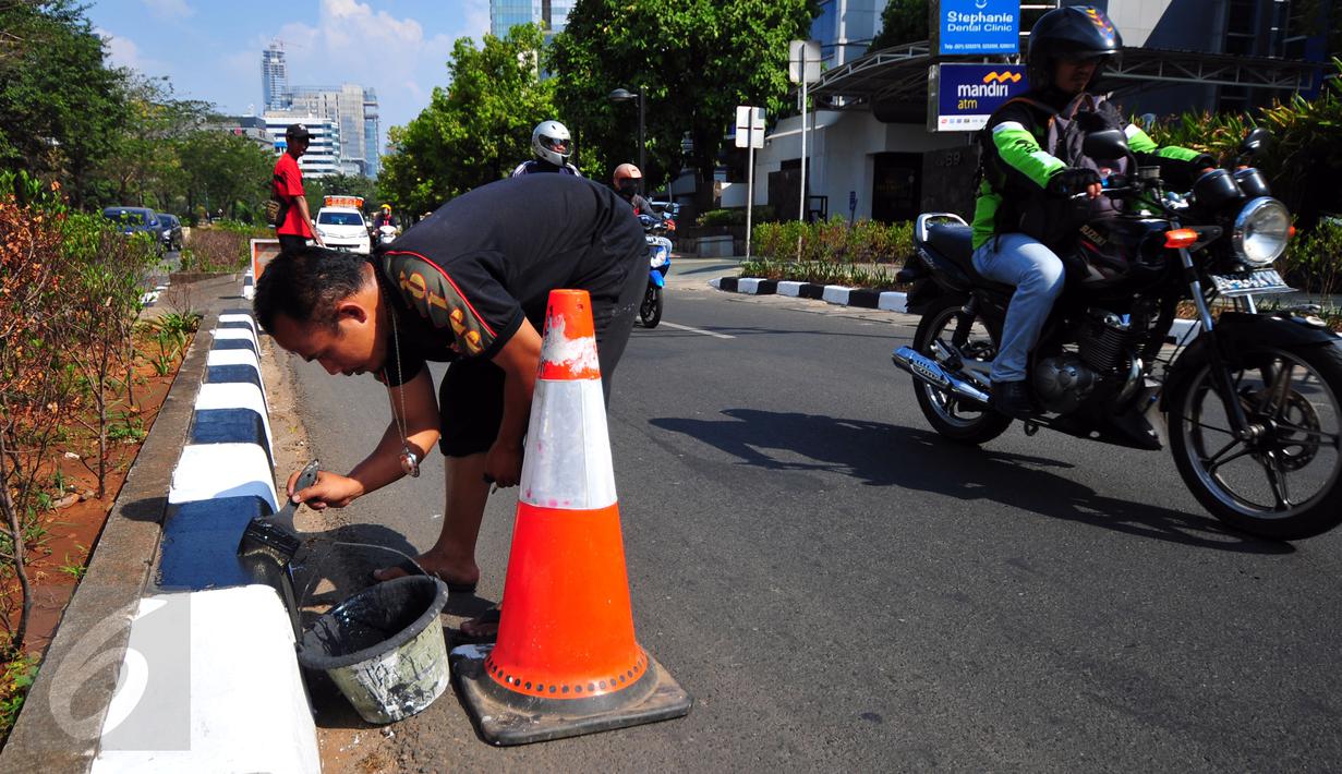 Pekerja ketika mengecat trotoar Jalan HR Rasuna Said, Jakarta, Kamis (30/7/2015). Menyambut Hari Kemerdekaan, Pemprov DKI Jakarta akan mempercantik wajah Ibukota. (Liputan6.com/Yoppy Renato)