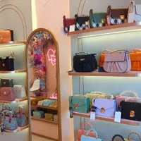 Harus beli kado untuk banyak orang? Coba tengok beragam aksesori fashion dengan harga di bawah Rp200 ribu (Foto: Jims Honey)
