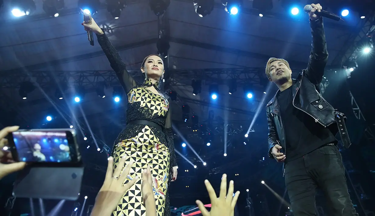 Selain itu, Penyanyi Dangdut Wanita Paling Inbox 2014 itu baik Zaskia maupun Ayu juga sering merasakan kangen dengan nasihat-nasihat yang diberikan oleh mendiang Jupe tersebut. (Bambang E. Ros/Bintang.com)