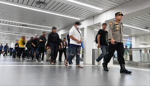 Para WNI korban TPPO di Myawaddy, Myanmar, mendarat di Bandara Internasional Soekarno-Hatta pada Jumat (29/11/2024) pukul 22.10 WIB&nbsp;menggunakan penerbangan Air Asia QZ 257 rute Bangkok&ndash;Jakarta. (Dok. Kemlu RI)