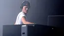 Avicii begitu tampan saat menjalankan profesinya sebagai DJ. Ekspresi yang begitu serius terlihat dari wajah Avicii saat di berada di panggung. (Bambang E.Ros/Kapanlagi.com)