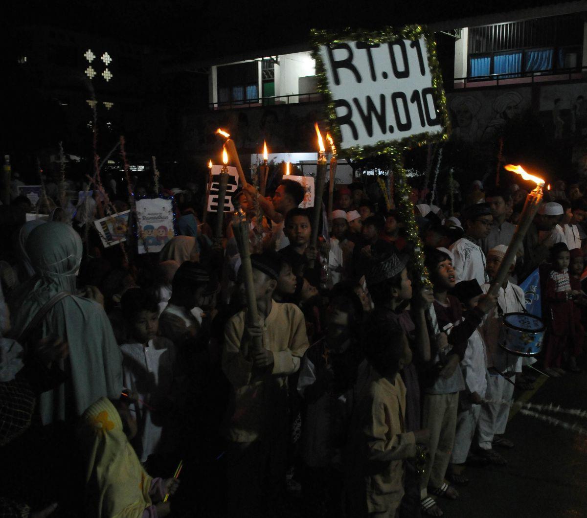 Warga RW 10 Cawang mengikuti pawai obor menjelang Ramadan 1445 Hijriah, Jakarta, Sabtu (9/3/2024). Pawai obor merupakan salah satu tradisi untuk menyambut datangnya bulan suci Ramadan. Merdeka.com/Imam Buhori<br>