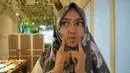 Saat sedang tidak menyanyi, penampilan Jihan terlihat sangat sederhana dalam balutan hijab. (Liputan6.com/IG/@jihanaudy123_real)