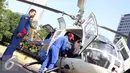 Petugas kepolisian melakukan pengecekan helikopter usai Apel Pasukan Operasi Ketupat Jaya 2015 di Mapolda Metro Jaya, Jakarta, Kamis (9/7/2015). Operasi Ketupat 2015 dilaksanakan 9 sampai 25 Juli 2015. (Liputan6.com/Helmi Afandi)