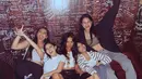 Nongkrong bareng bestie, Erika padukan sleeveless berkancing dengan leather kulot. Lagi-lagi ia kenakan sneakers Nike Air Jordan sebagai paduan [@eri.carl]