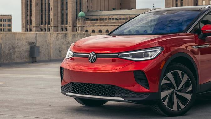 Panel depan terlihat futuristik dan minimalis.  Grille pada bumper dengan aksen hitam di bagian tepi bawah menambah aura agresif pada mobil ini.  Tarik garis tengah yang terlihat mulus semakin memperkuat citranya sebagai mobil serba listrik.  (Sumber: caranddriver.com)
