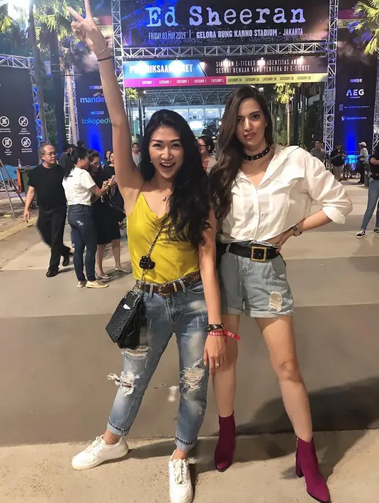 Selain pergi berlibur, ternyata Nia dan Theresa juga suka nonton konser. Seperti saat mereka menonton konser Ed Sheeran di Jakarta beberapa waktu lalu. (Liputan6.com/IG/@theresawienathan)