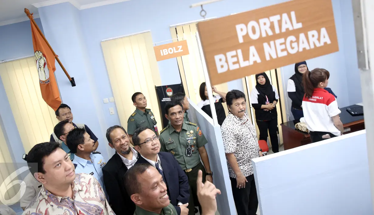 Suasana peninjuan sarana Laboratorium Bela Negara Badiklat Kemhan, Jakarta, Senin (11/4/2016). Laboratorium Bela Negara memiliki 4 ruang penunjang operasional diantaranya ruang kerja Portal Bela Negara dan iBOLZ. (Liputan6.com/Faizal Fanani)