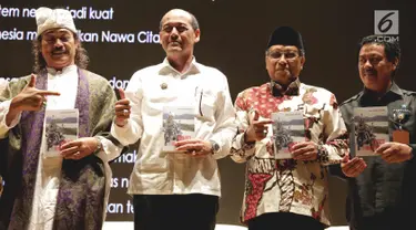 Ketua Umum Nawacita Jokowi, Mas Raden Suryo Admanto (kedua kiri) berfoto bersama Ketua Umum PBNU Said Aqil Siradj (kedua kanan) saat peluncuran buku tiga tahun Jokowi di Perpustakaan Nasional, Jakarta, Senin (6/11). (Liputan6.com/Faizal Fanani)