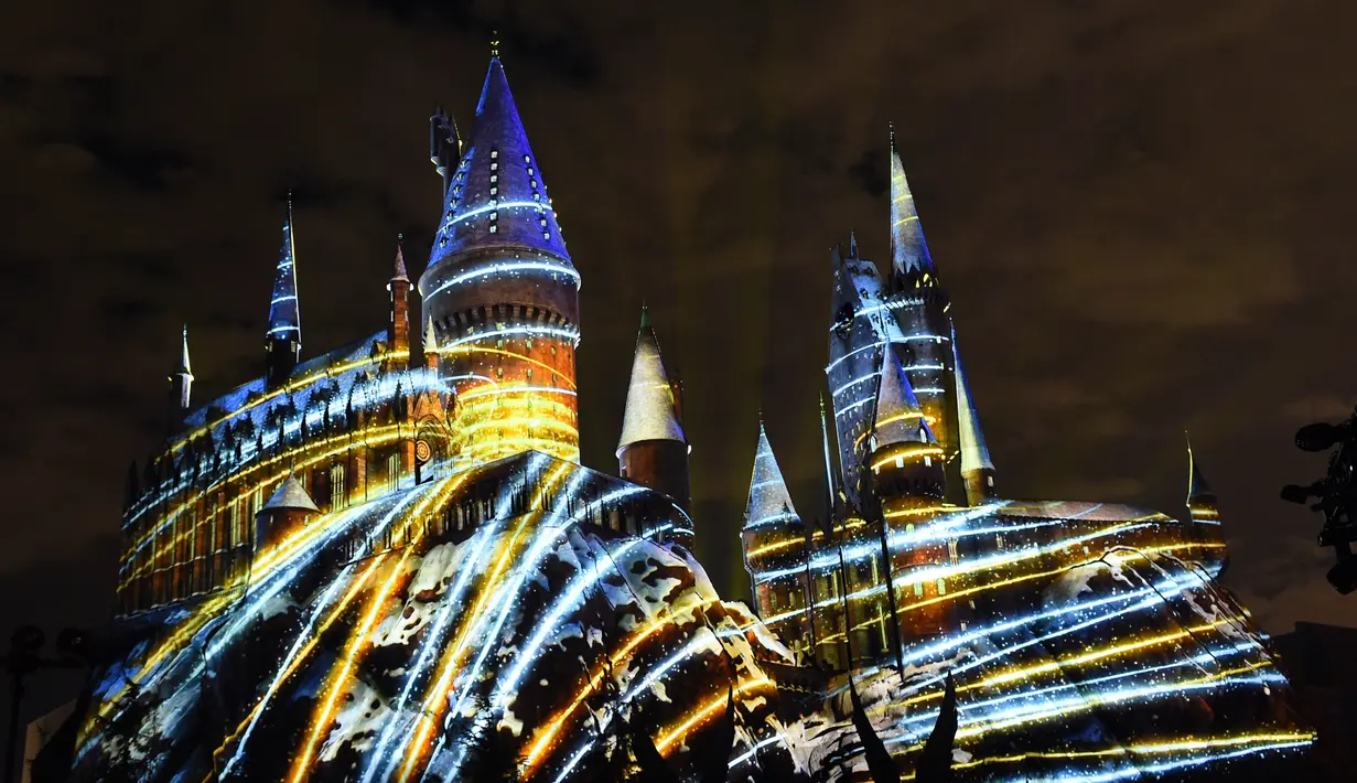 Pemandangan saat bangunan kastil Dunia Harry Potter dihiasi cahaya warna-warni di Universal Studios Hollywood, Universal City (16/11). (AFP Photo/Chris Delmas)