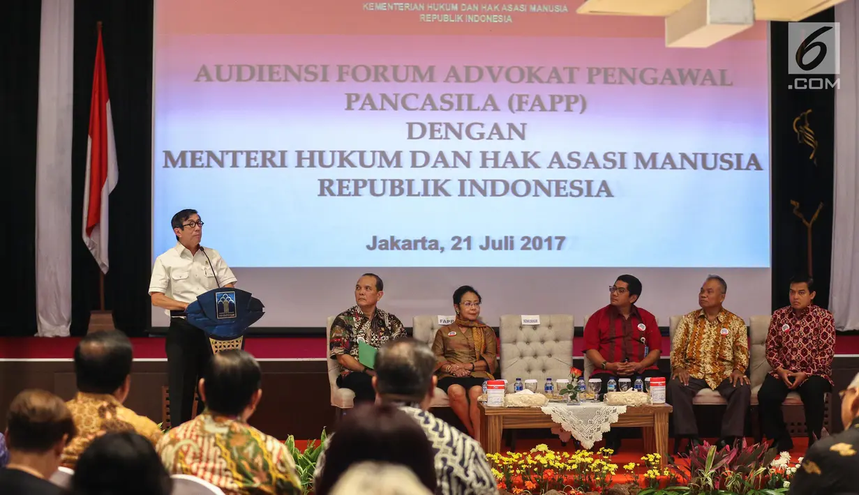 Menkumham Yasonna Hamonangan Laoly saat memberikan arahan dihadapan advokat FAPP di Gedung Kemenkumham, Jakarta, Jumat (21/7). FAPP mendukung penuh langkah pemerintah menerbitkan Perppu No 2 tahun 2017. (Liputan6.com/Faizal Fanani)