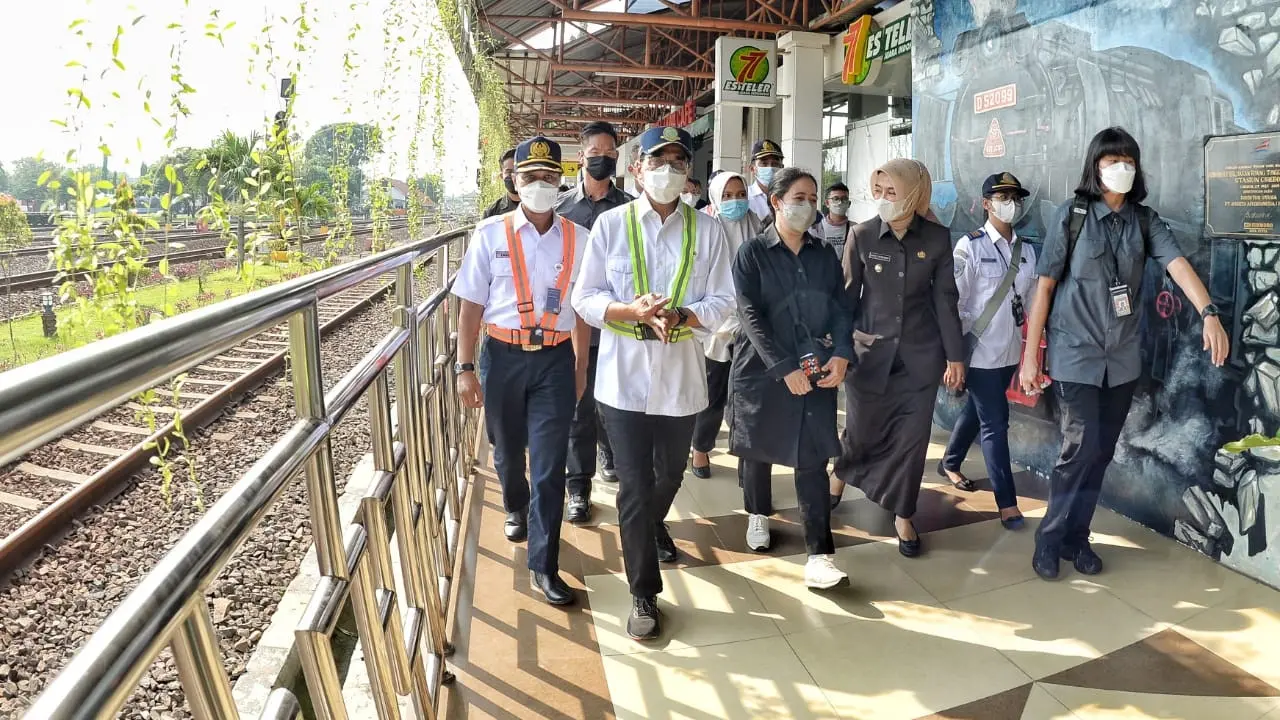 Menteri Perhubungan Budi Karya Sumadi dan Ketua DPR RI Puan Maharani meninjau kesiapan pengendalian transportasi di Cirebon.