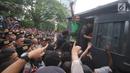 Sejumlah massa dari FRI-WP dan AMP dimasukan ke dalam mobil tahanan saat diamankan petugas polisi di Jalan Medan Merdeka Barat, Jakarta, Selasa (15/8). (Liputan6.com/Immanuel Antonius)