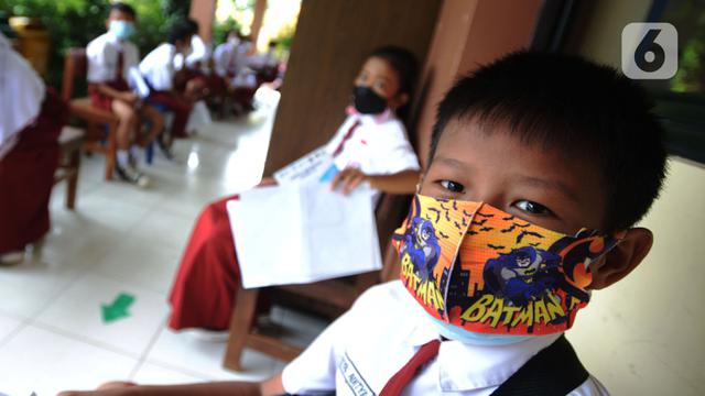 Anak-Anak SD di Jakarta Timur Jalani Vaksinasi COVID-19