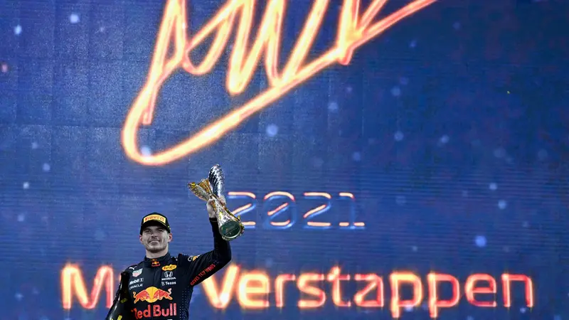 Foto: Ekspresi Max Verstappen usai Tikung Lewis Hamilton di Lap Terakhir, Si Bad Boy jadi Juara Dunia F1 2021