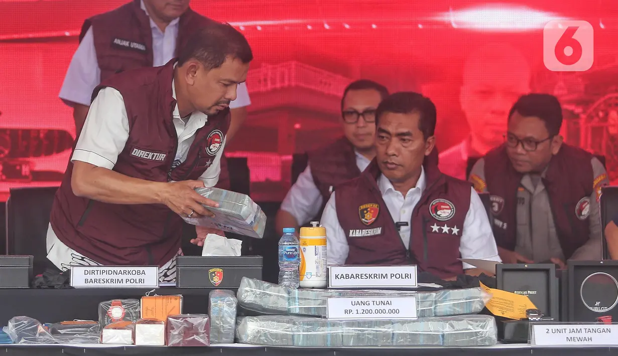 Kepala Badan Reserse dan Kriminal (Kabareskrim) Mabes Polri Komisaris Jenderal (Komjen) Pol Wahyu Widada (kedua kiri depan) bersama Direktur Tindak Pidana Narkoba (Dirtipidnarkoba) Bareskrim Polri Brigjen Mukti Juharsa (kiri) saat rilis kasus tindak pidana pencucian uang (TPPU) dari kejahatan narkoba di Lapangan Bhayangkara Mabes Polri, Jakarta, Rabu (18/9/2024). (Liputan6.com/Angga Yuniar)