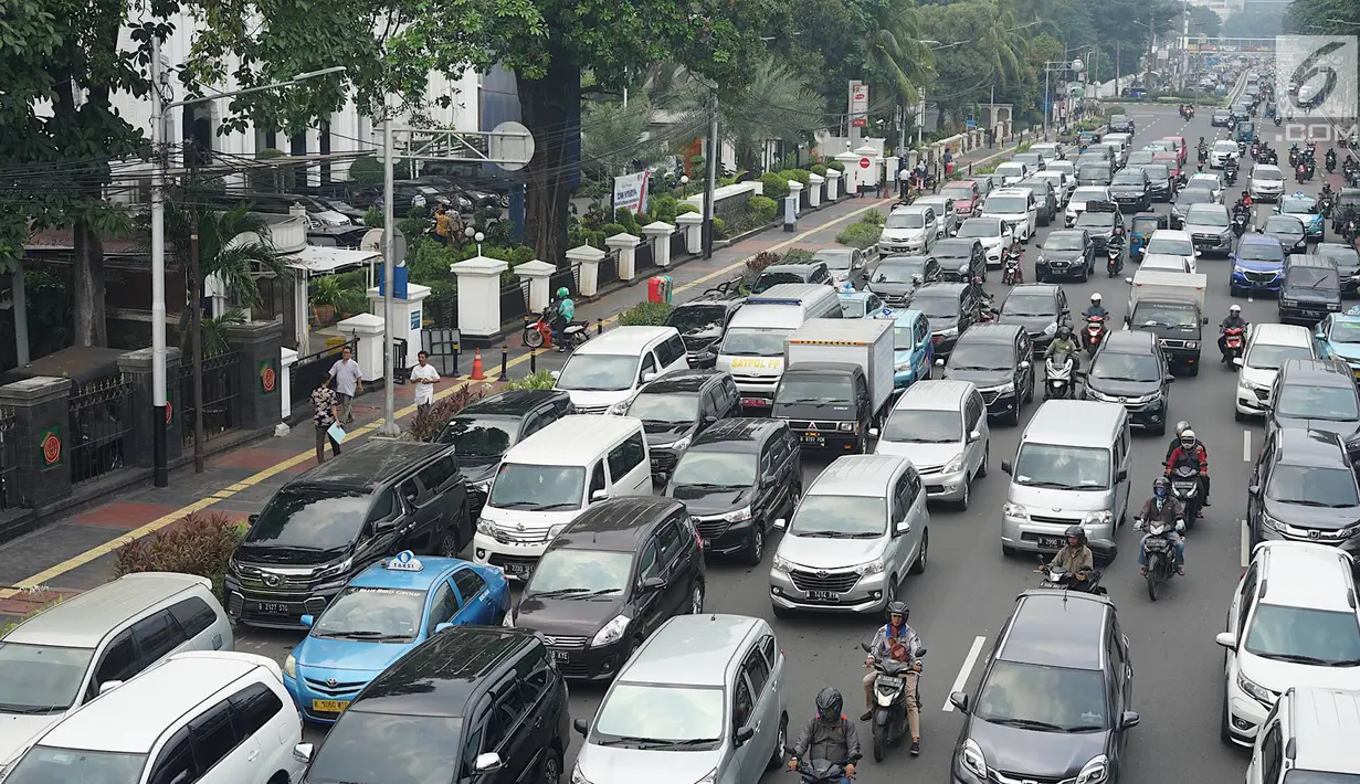 Sejumlah kendaraan terjebak kemacetan di sekitar lokasi pengalihan arus lalu lintas di Jalan Medan Merdeka Timur, Jakarta, Jumat (14/6/2019). Pengalihan arus dilakukan di sejumlah titik menuju Gedung Mahkamah Konstitusi terkait sidang perdana sengketa Pilpres 2019. (Liputan6.com/Immanuel Antonius)