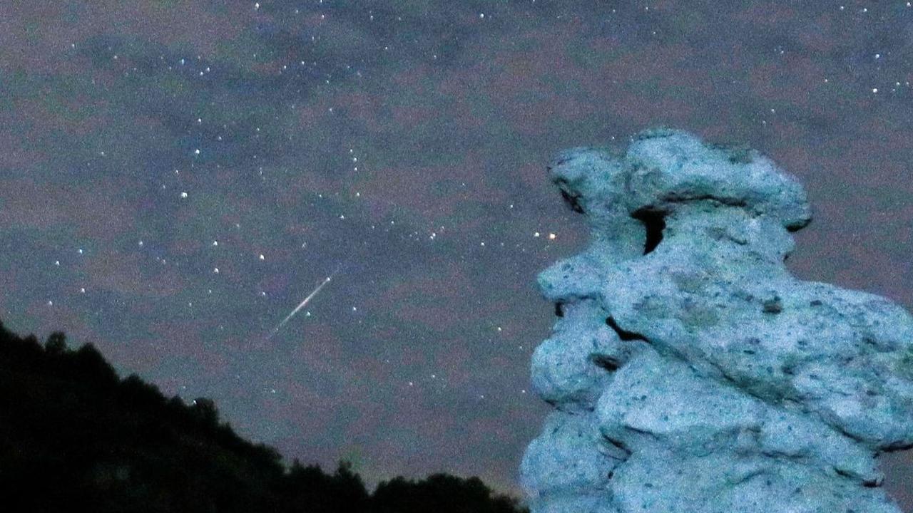 Hujan meteor Perseid di desa Kuklici, yang dikenal dengan ratusan batu uniknya juga dapat dilihat dekat Kratovo, Makedonia Utara 13 Agustus 2023.
REUTERS/Ognen Teofilovski