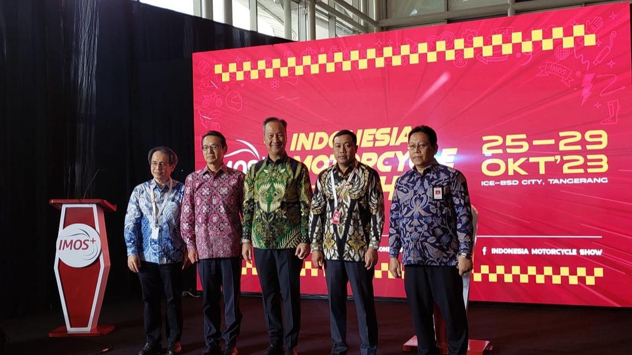 “IMOS+ 2023 ditargetkan meraih transaksi Rp 200 miliar, setara dengan penjualan 6.000 unit kendaraan. Naik dari tahun lalu yang sekitar Rp 110 miliar atau setara hampir 3.000 unit.” Ujar Agus.