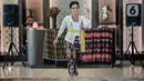 Artis Lola Amaria saat fashion show memperingati Hari Kartini bersama 21 Perempuan dari berbagai profesi berkerjasama dengan Belantara Budaya Indonesia menggunakan 21 Wastra mengadakan fashion show dalam acara memperingati Hari Kartini, di Jakarta, Rabu (21/04/2021).  (Liputan6.com/Johan Tallo)